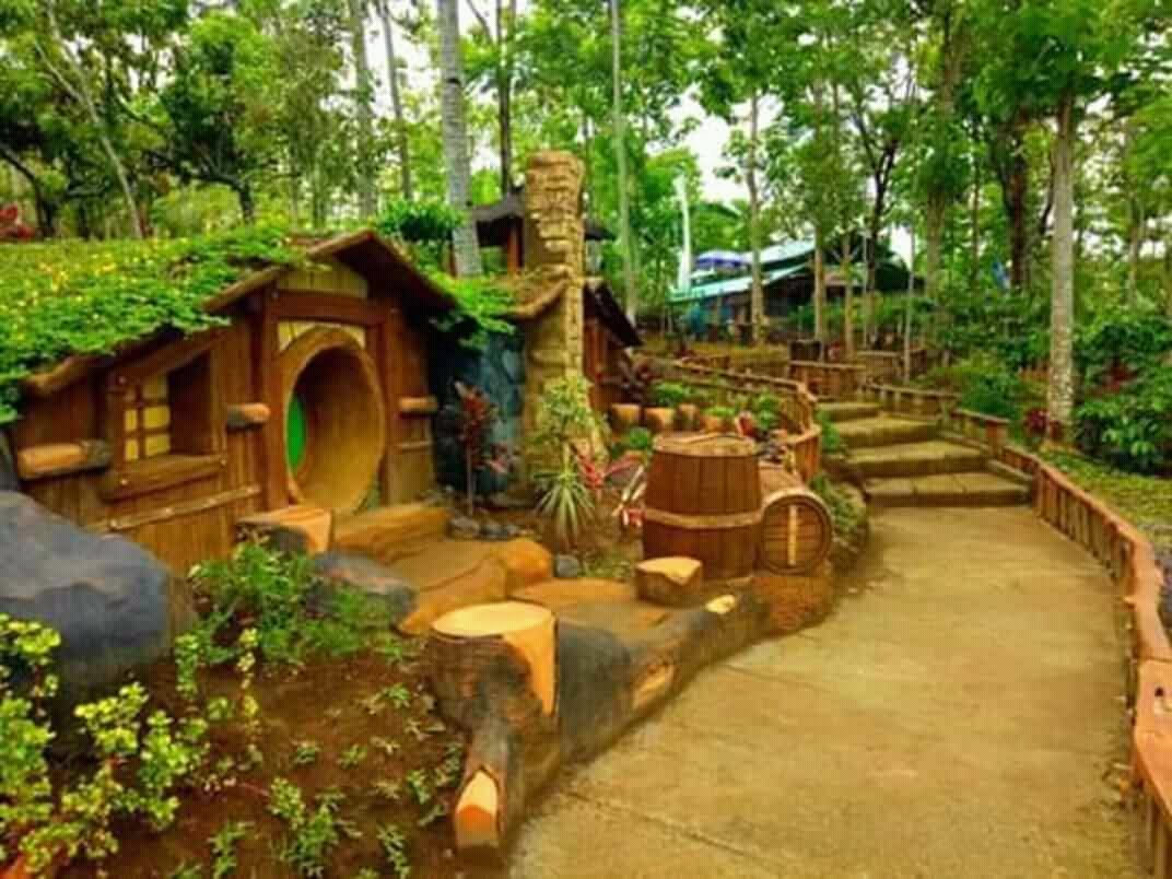 Wisata Banyu Mili Jombang berkonsep Rumah  Hobbit  