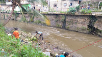 Perawatan Sungai Cikapundung, Satgas Sektor 22 Sub 12 Bersihkan Wilayah Tamansari