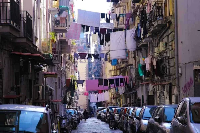 Anderes Dornröschen – Luciano de Crescenzo – Neapel Italien