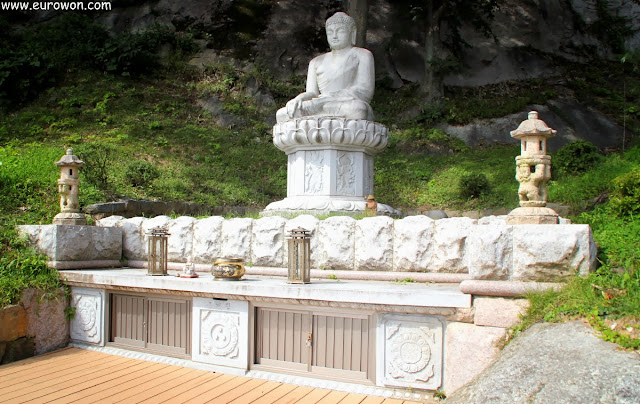 Estatua de Buda sentado del templo Buseoksa