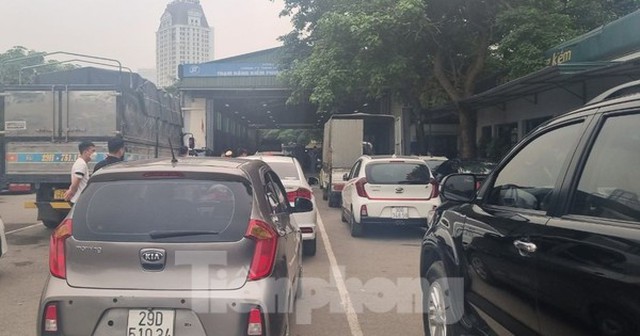 Người Hà Nội vẫn khốn khổ chờ đăng kiểm xe
