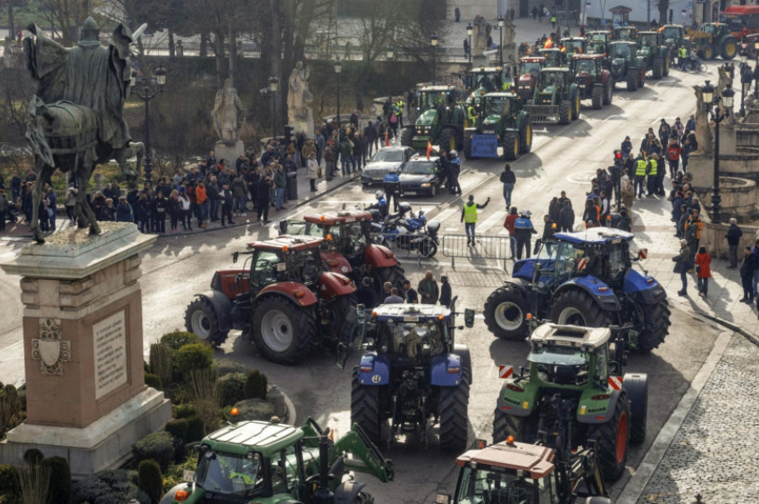 Os protestos dos agricultores, muitos deles produtores independentes convocados pelas redes sociais, têm afetado desde a madrugada desta terça (6) inúmeras estradas principais e secundárias da Espanha | Foto: EFE/Santi Otero