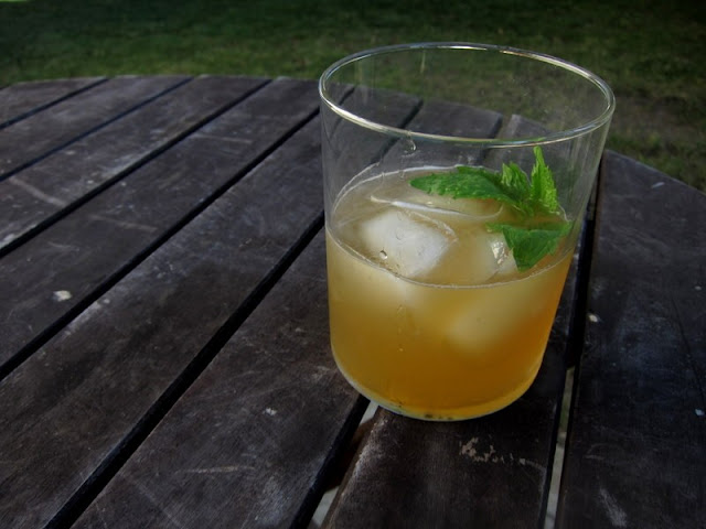 Summer cocktails: Front porch lemonade (with bourbon, ginger, and mint)