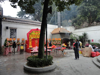 Ofrenda y horno en el templo Lin Fung de Macao