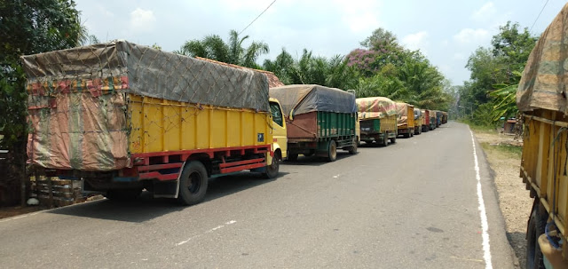 Armada Batubara Parkir di Badan Jalan, Warga Mintak Pemerintah Tindak Tegas