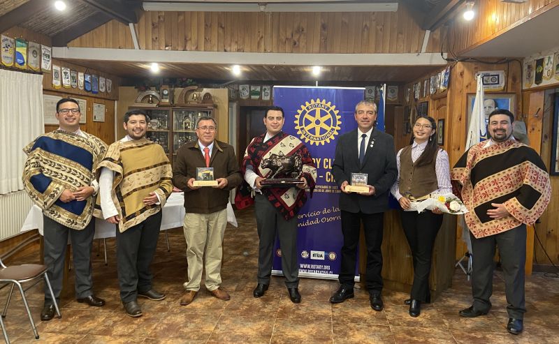 Conjunto Los Conquistadores es premiado por Rotary Club Osorno