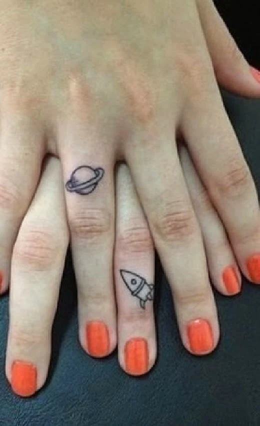 chica nos enseña los dedos tatuados 