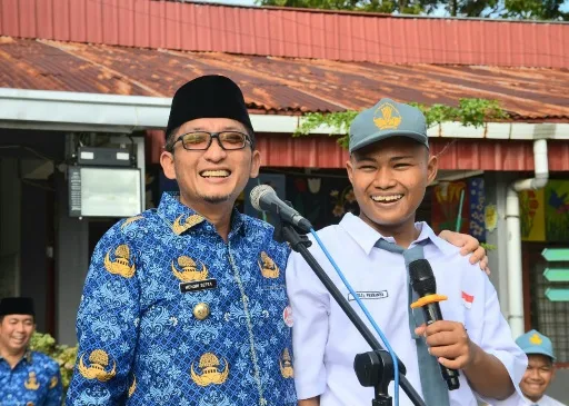 Wako Hendri Septa Jadi Pembina Upacara dan Serahkan KTP bagi Siswa SMAN 5 Padang