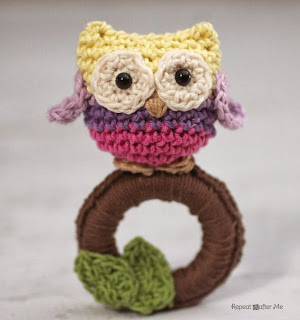 http://translate.googleusercontent.com/translate_c?depth=1&hl=es&rurl=translate.google.es&sl=en&tl=es&u=http://www.repeatcrafterme.com/2014/03/crochet-owl-ring-baby-toy.html&usg=ALkJrhiZLdQII5RI6FMrbK2Jfu6KN31oMw