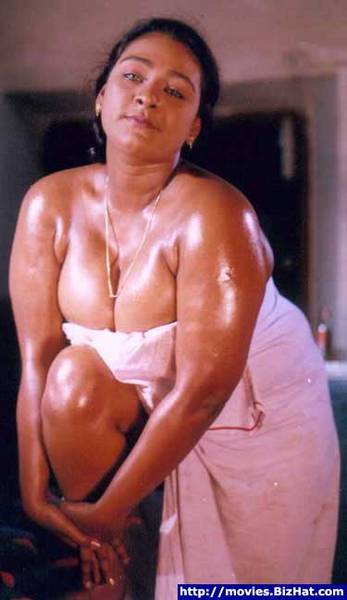 HOT MALLU AUNTY LOOKING VERY YOUNG