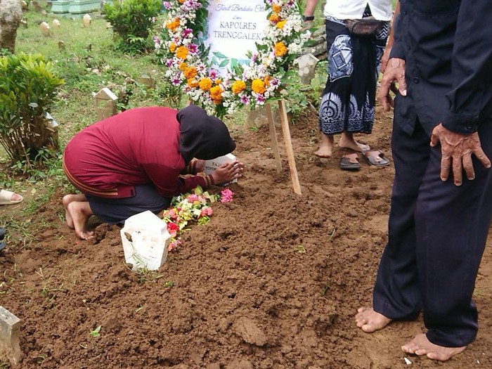 Menyayat Hati Istri Briptu Fajar Bersimpuh di Pusara Suami Korban Kanjuruhan