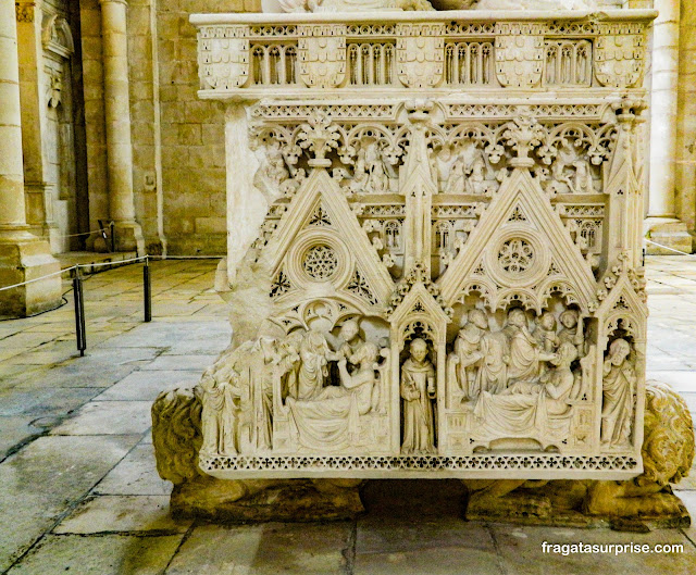 Túmulo de Inês de Castro no Mosteiro de Alcobaça em Portugal