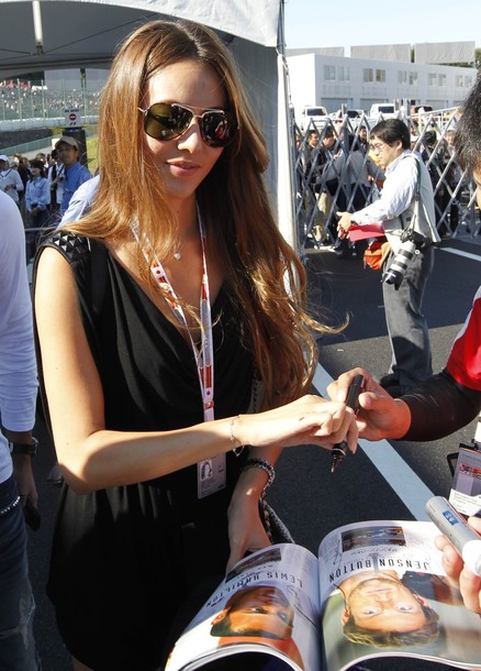 Photos Jessica Michibata girlfriend of the Jenson Button walking in the 