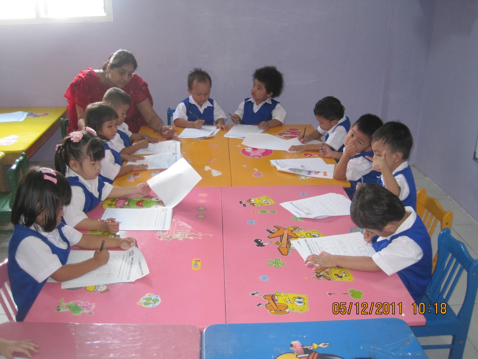 Anak anak mulai belajar berkomunikasi dalam bahasa Inggris dan Mandarin serta belajar bersosialisasi