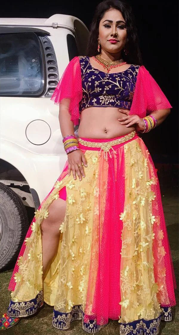 Priyanka Pandit navel hot bhojpuri actress