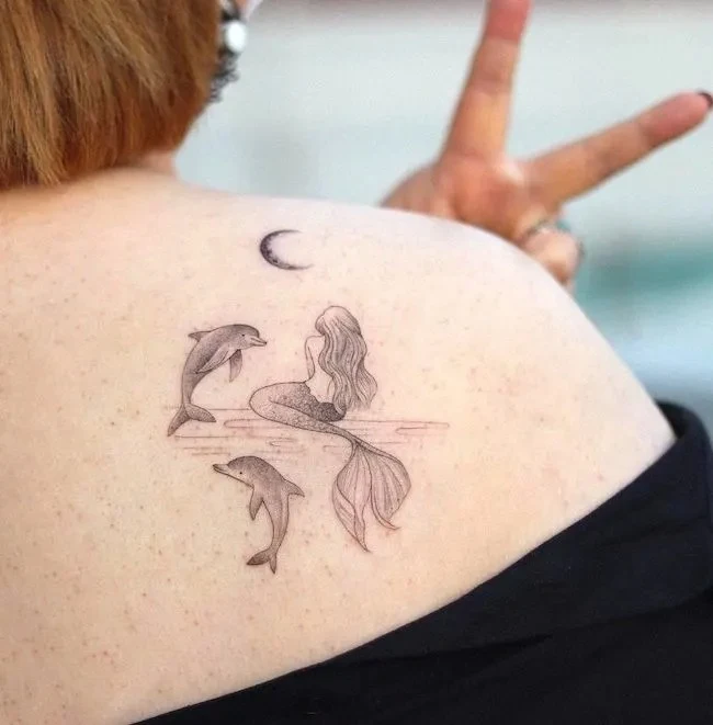 Fotografía del tatuajes de una sirena en la piel de una mujer