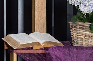 Bibel als zentraler Teil des Raums an der Tagung der Jährlichen Konferenz 2019.