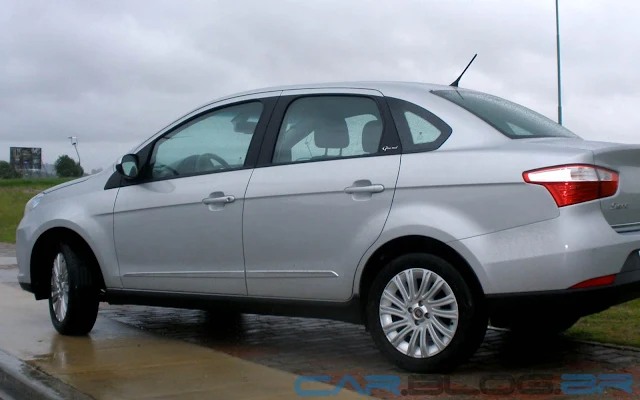 Fiat Grand Siena Essence 1.6 2013 - prata bari