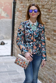 giacca a fiori Pull & Bear,  Oakley mirror sunglasses, Angela Frascone bag, Fashion and Cookies