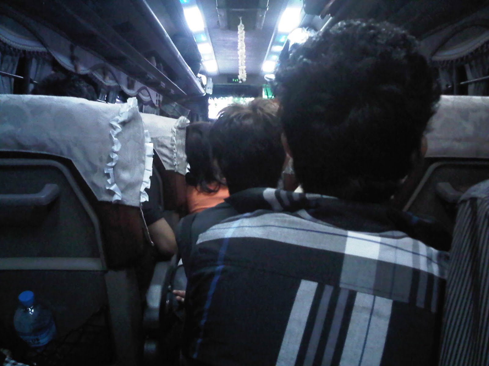 Bus malam berpenumpang hanya setengah mengantar kami dari Yangon ke Mandalay dengan perjalanan 9 jam lumayan bisa tidur telentang menggunakan 4 kursi