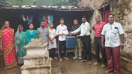 Jamshedpur आई आई टी मुंबई में प्रसेनजीत का चयन होने पर एल आई सी के अधिकारी किया सम्मानित LIC officials felicitated Prasenjit on his selection in IIT Mumbai