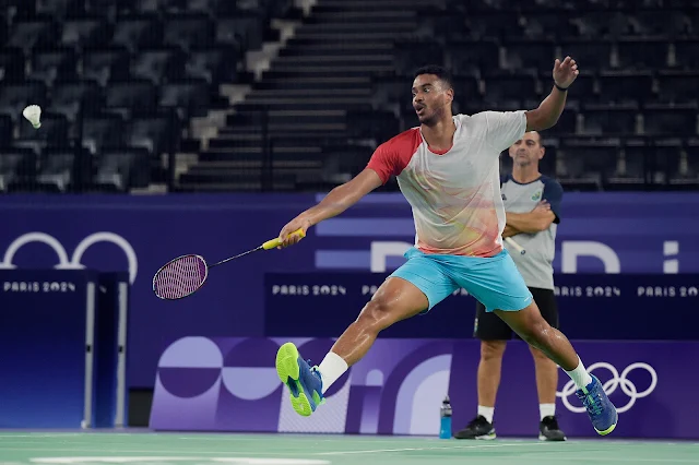 Ygor Coelho joga bem mas é derrotado por top 5 do ranking mundial na primeira rodada da fase de grupos de badminton em Paris-2024