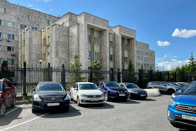 Севастопольский проспект, Медицинский центр Центрального банка РФ (построен в 1996 году)