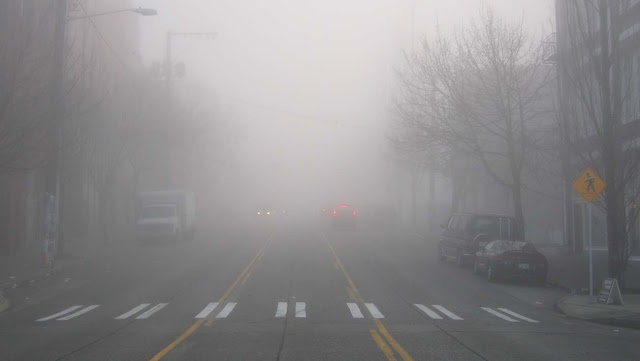 O mau tempo pode tornar a direção perigosa, independentemente de quem estiver no volante. É bem complicado quando se trata de neblina densa; ela torna quase impossível enxergar mais do que alguns metros à frente do veículo.
Mas pesquisadores do MIT desenvolveram um novo sistema de imagens que ajudará carros autônomos a enxergarem através da neblina.