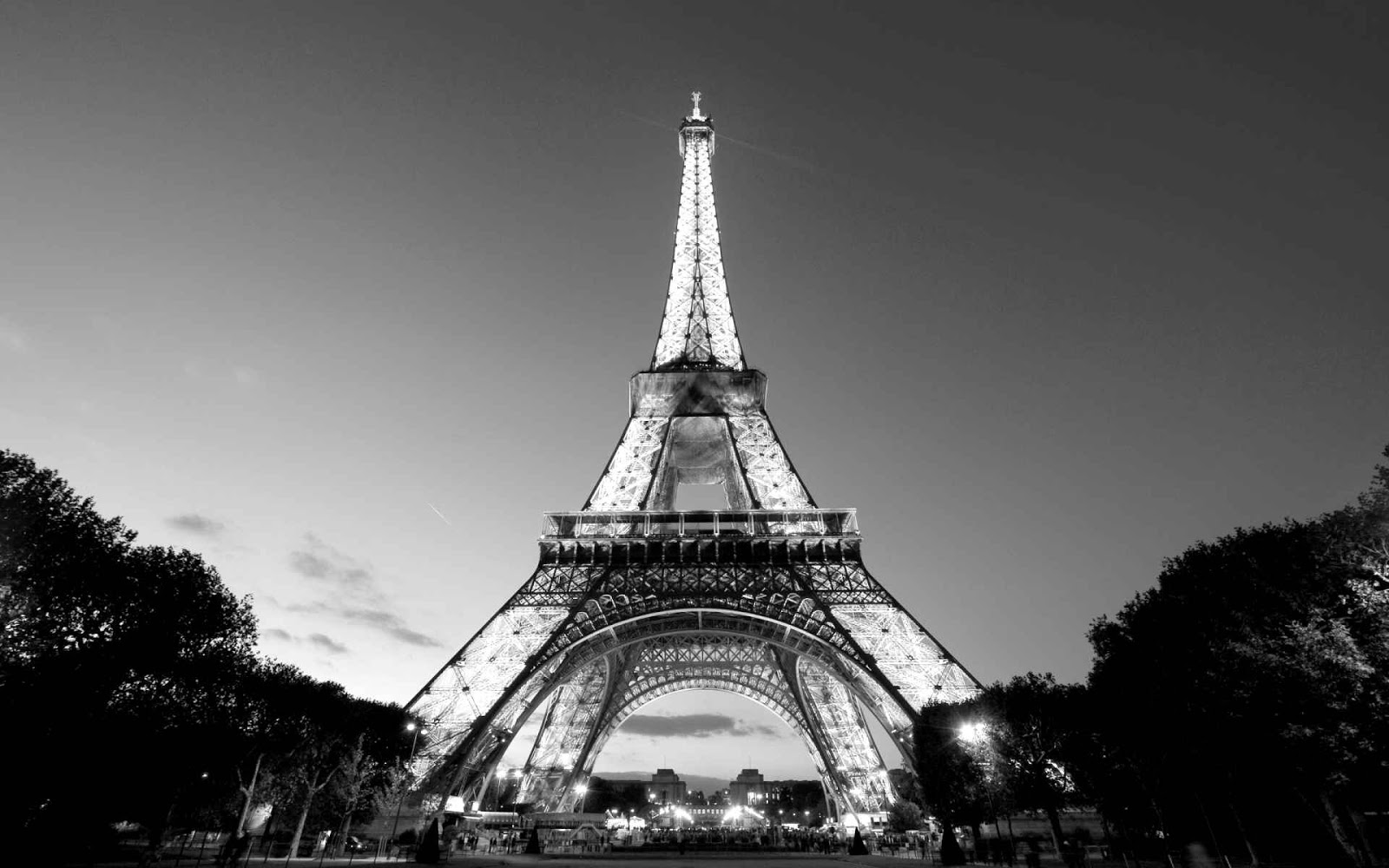Paris Eiffel Tower Black And White | free download wallpaper