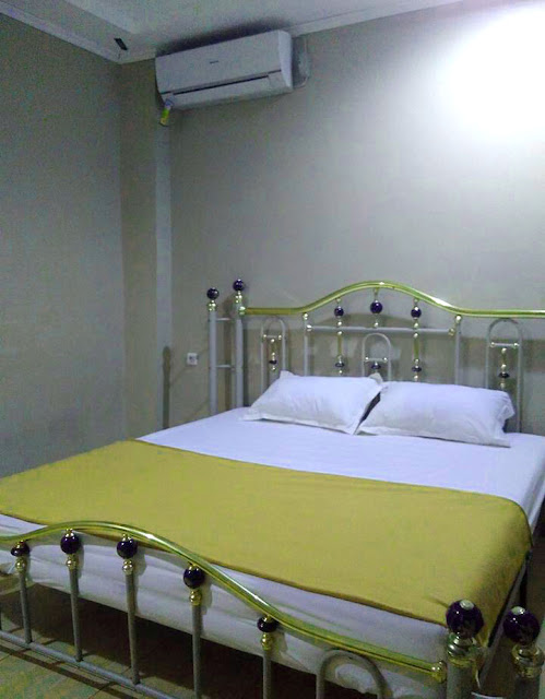 Kamar tidur di Hotel Emerald Sanggau