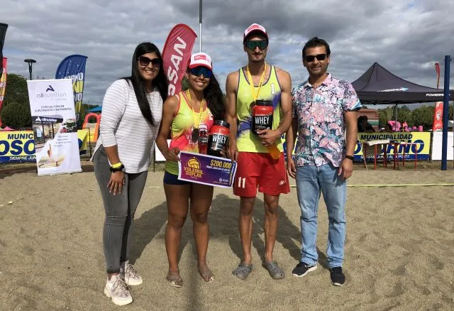 Ganadores del campeonato de voley duplas en Parque Chuyaca