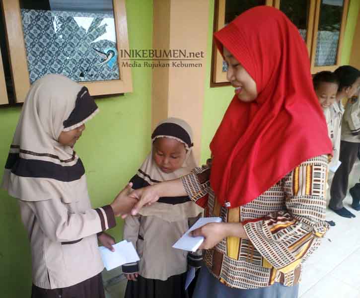 Momen 10 Muharam, Pengurus Yayasan Fathimatul Mufti Kebumen Santuni Anak Yatim