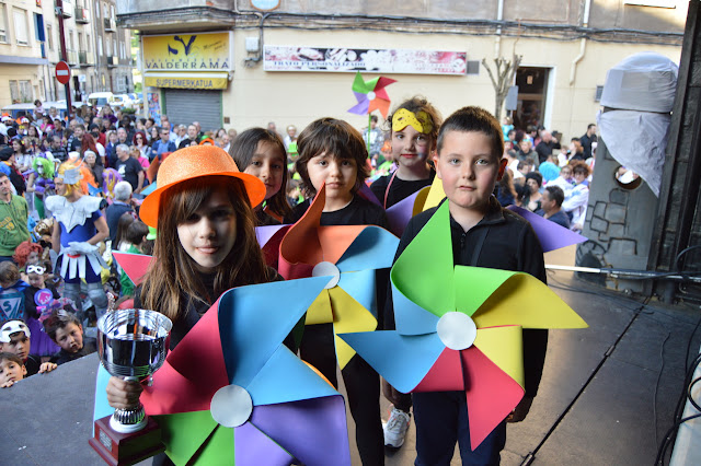 bajada de disfraces en las fiestas de Lutxana