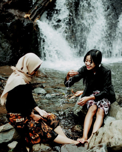 Bermain Air Di, Air Terjun Coban Lawe, Sumber Foto (https://www.instagram.com/_antpictures/)