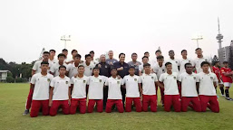 Aksi Guard Of Honour dari Pemain Tim U-17 Kepada Pemain Tim U-23