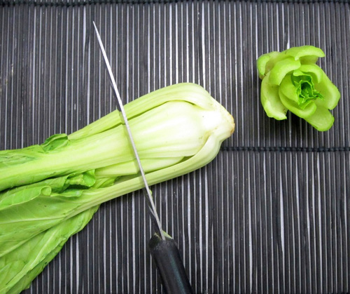 Cách tỉa hoa trang trí món ăn từ rau củ 3