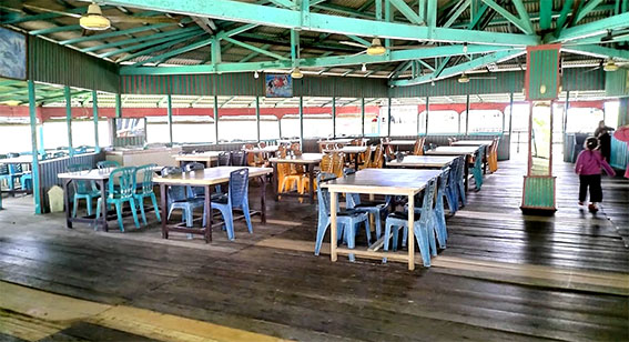 Ruangan Tengah Dekat Kasir di Restoran Teratai Indah, Restoran Seafood Foto