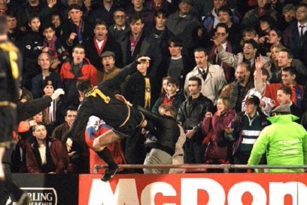 A 25 años de la patada de Eric Cantona a un hooligan xenófobo: "patear a un fascista fue lo mejor que hice en toda mi carrera"