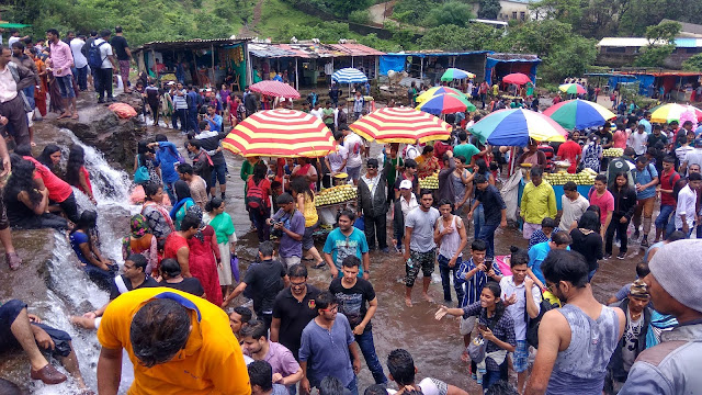 Rush at Bhushi Dam and Vendors selling food stuffs