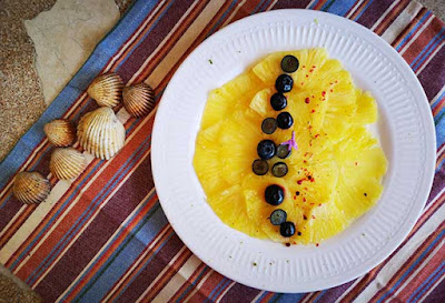 Carpaccio de piña colada. Piña laminada macerada en agua de coco. Dietnattule