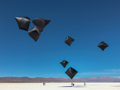 La photographie qui s’affiche à l’écran présente le vol de ballons solaires également créée par la communauté Aerocene. Ces ballons sont activés par la chaleur et s’élève dans le ciel bleu du désert blanc en Argentine.