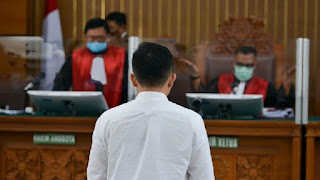 Ricky Rizal Bilang Lebih Masuk Akal Amankan Senjata Yosua ke Tas Sendiri Jika Ingin Membunuh