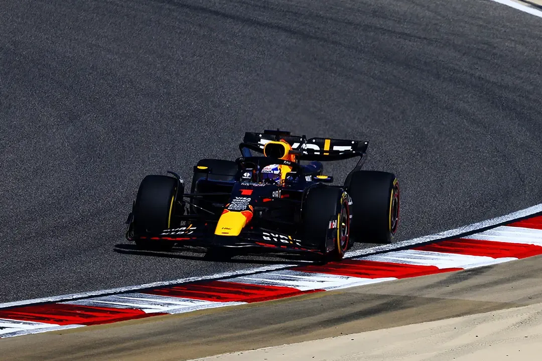 Max Verstappen con la Red Bull nei test in Bahrain 2024