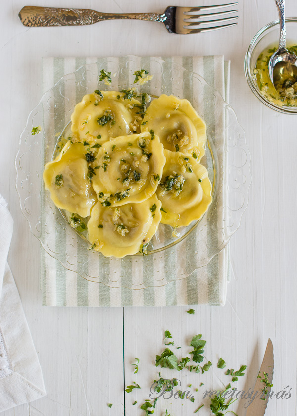 Pasta fresca de setas y crema de queso al ajillo