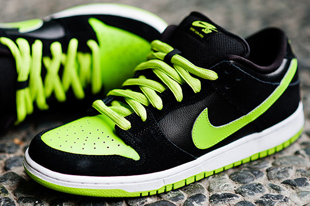  Nike SB begins its shipment of the Black Neon Green Dunk Low 