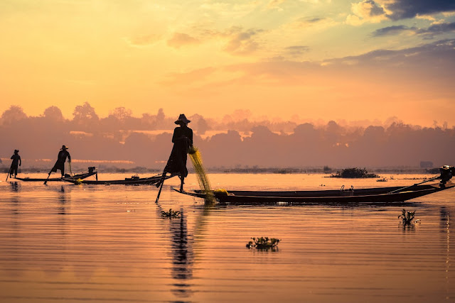 Ngắm hoàng hôn trên mặt hồ 