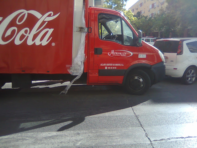 Por la mañana: repartidor de Coca~Cola sobre paso de peatones