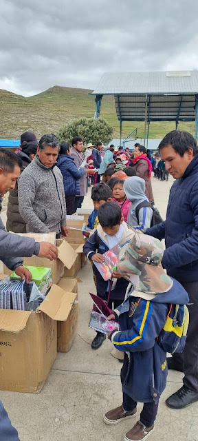 Fahrt zu den Bildungseinheiten von Puyo, Laguna, Choqe Cayara Alta, Choqe Cayara Baja, Caine und Bombori Bolivien. Wir sind am 16. März losgefahren, um die Schulsachen auszuliefern. Teil 03