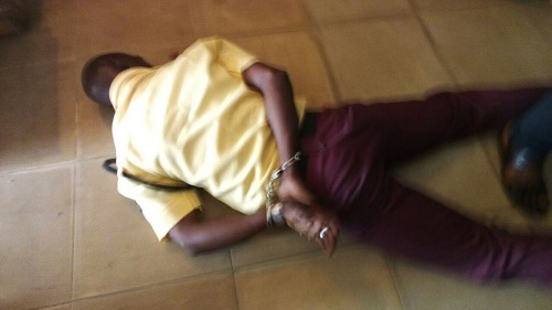 Oh No!!! See How Policeman Humiliated LASTMA Officer in Lagos State (Photos)