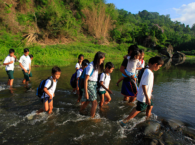 Almost four years ago we saw the hardship of the students in Rodriguez Rizal just to get to their school. Some of the students have to use bamboo rafts just to get to the other side of the rive where their school is situated, while some have to wade through the waters.  